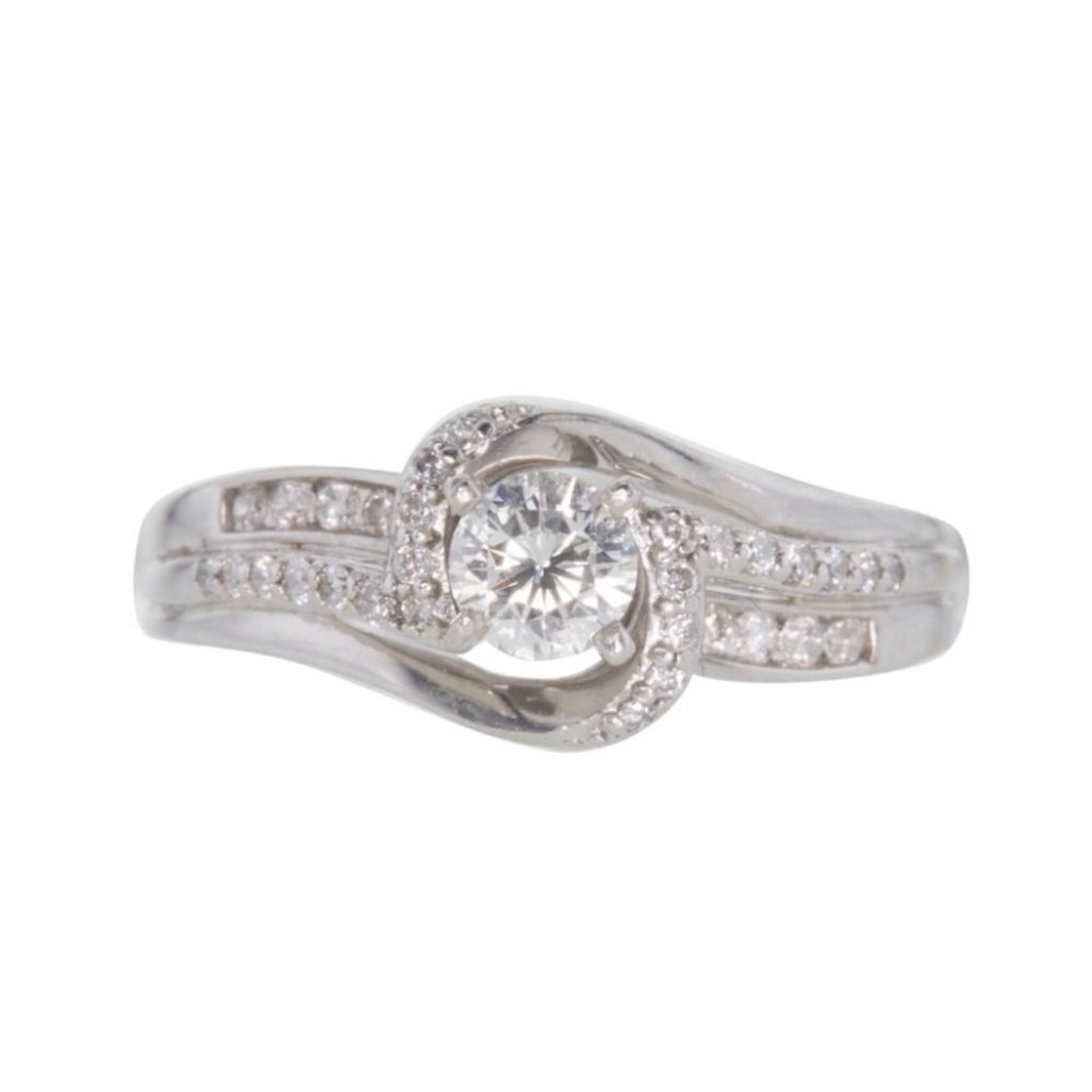 Round Diamond Wedding ring in White Gold